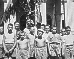 Polish children in a temporary center in Bandra - on the way to Balachadi, source: Poles from India Association Polish children in a temporary center in Bandra - on the way to Balachadi, source: Poles from India Association