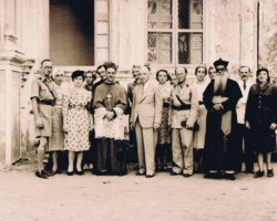 Guardians of Polish children evacuated from the USSR, including Eugeniusz Banasiński (in the middle, next to the priest) – Consul General of the Republic of Poland in Bombay, priest Franciszek Pluta (sixth from the right) and Hanka Ordnówna (first from the right ), Bandra, 1942; source: from the collection of Wiesław Stypuła Guardians of Polish children evacuated from the USSR, including Eugeniusz Banasiński (in the middle, next to the priest) – Consul General of the Republic of Poland in Bombay, priest Franciszek Pluta (sixth from the right) and Hanka Ordnówna (first from the right ), Bandra, 1942; source: from the collection of Wiesław Stypuła