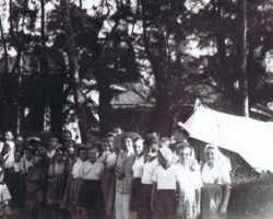Children and their guardians in a temporary center in Bandra, Hanka Ordonówna is visible in a wide-brimmed hat, 1942; source: from the collection of Wiesław Stypuła Children and their guardians in a temporary center in Bandra, Hanka Ordonówna is visible in a wide-brimmed hat, 1942; source: from the collection of Wiesław Stypuła