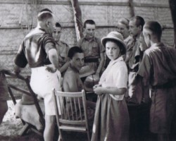 Polish children in Bandra in the company of the Consul General of the Republic of Poland in Bombay – Eugeniusz Banasiński (standing with his back turned, wearing light-colored shorts), 1942; source: from the collection of Wiesław Stypuła Polish children in Bandra in the company of the Consul General of the Republic of Poland in Bombay – Eugeniusz Banasiński (standing with his back turned, wearing light-colored shorts), 1942; source: from the collection of Wiesław Stypuła