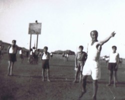 Demonstration shot put by coach Antoni Maniak after the opening of the sports games of the housing estate, Balachadi; source: from the collection of Wiesław Stypuła Demonstration shot put by coach Antoni Maniak after the opening of the sports games of the housing estate, Balachadi; source: from the collection of Wiesław Stypuła