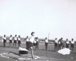 Discus throw competition at the housing estate games, Balachadi, 1945; source: from the collection of Wiesław Stypuła Discus throw competition at the housing estate games, Balachadi, 1945; source: from the collection of Wiesław Stypuła