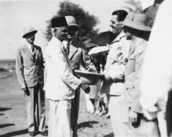 Dr. NB Khare welcomed by the head of the settlement, Captain Władysław Jagiełłowicz, Valivade, 1944; source: Poles from India Association Dr. NB Khare welcomed by the head of the settlement, Captain Władysław Jagiełłowicz, Valivade, 1944; source: Poles from India Association