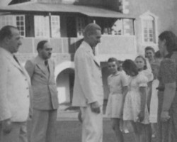 Polish children during the visitation of their stay at the Saint Joseph's Convent in Panchgani; source: Poles' Circle from India Polish children during the visitation of their stay at the Saint Joseph's Convent in Panchgani; source: Poles' Circle from India
