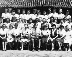 Students and teachers of one of the schools of the Polish refugee settlement in Valivade; source: Poles from India Association Students and teachers of one of the schools of the Polish refugee settlement in Valivade; source: Poles from India Association