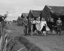 Residents of the Polish refugee settlement on their way to a dance, Valivade; source: Poles from India Association Residents of the Polish refugee settlement on their way to a dance, Valivade; source: Poles from India Association