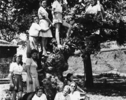 Residents of the Valivade housing estate; source: Poles from India Association Residents of the Valivade housing estate; source: Poles from India Association