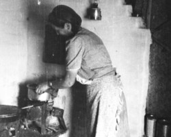 Household chores in the kitchen of one of the residential houses in the Valivade housing estate; source: Poles from India Association Household chores in the kitchen of one of the residential houses in the Valivade housing estate; source: Poles from India Association