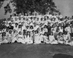 Children from the orphanage in the Polish settlement in Valivade after the ceremony of receiving the First Holy Communion; source: Poles from India Association Children from the orphanage in the Polish settlement in Valivade after the ceremony of receiving the First Holy Communion; source: Poles from India Association