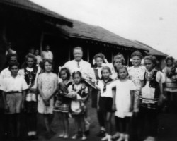 Inspector Zerebecki during the visit to the General W. Sikorski Educational Home - an orphanage and educational institution in Valivade; source: Poles from India Association Inspector Zerebecki during the visit to the General W. Sikorski Educational Home - an orphanage and educational institution in Valivade; source: Poles from India Association