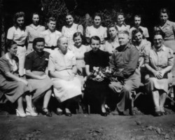 Educators and caregivers of children (mainly orphans and half-orphans) from the General W. Sikorski Educational Facility; source: Poles from India Association Educators and caregivers of children (mainly orphans and half-orphans) from the General W. Sikorski Educational Facility; source: Poles from India Association