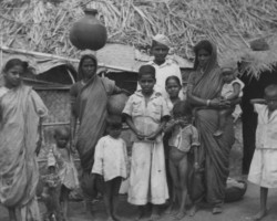 Hindu autochthons in the vicinity of Kolhapur - inhabitants of one of the local villages neighboring the settlement of Polish refugees; source: Poles' Circle from Niechciały Hindu autochthons in the vicinity of Kolhapur - inhabitants of one of the local villages neighboring the settlement of Polish refugees; source: Poles' Circle from Niechciały