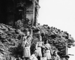 Scouts in the ruins of one of the Indian monuments during a field trip from the Valivade settlement; source: Poles from India Association Scouts in the ruins of one of the Indian monuments during a field trip from the Valivade settlement; source: Poles from India Association
