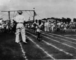Running during the athletics competition in the housing estate - foreign competitors of Poles start, Valivade; source: Poles from India Association Running during the athletics competition in the housing estate - foreign competitors of Poles start, Valivade; source: Poles from India Association