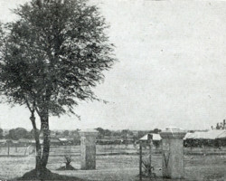 Entrance to the settlement for Polish refugees in Valivade near Kolhapur; source: Poles from India Association Entrance to the settlement for Polish refugees in Valivade near Kolhapur; source: Poles from India Association