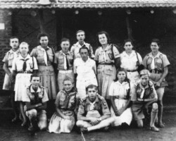 First briefing of the Valivadz troop, standing from the left: NN, NN, Jadwiga Wojniłowicz, Eugeniusz Wrzyszcz, Jan Siedlecki, Witold Bidakowski, Irena Hajduk, NN, Ryszard Klar, bottom from the left: Kazimierz Naglik, Helena Szafrańska, Witold Sasadeusz, NN, Ryszard Raginia, Karachi, 1943; source: Koło Polaków z Narodów Zjednoczonych First briefing of the Valivadz troop, standing from the left: NN, NN, Jadwiga Wojniłowicz, Eugeniusz Wrzyszcz, Jan Siedlecki, Witold Bidakowski, Irena Hajduk, NN, Ryszard Klar, bottom from the left: Kazimierz Naglik, Helena Szafrańska, Witold Sasadeusz, NN, Ryszard Raginia, Karachi, 1943; source: Koło Polaków z Narodów Zjednoczonych