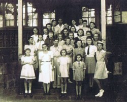 Polish children and youth in Panchgani, including Janina Grochocka (second from the left in the first row) – an official of the Department of Extracurricular Education of the Ministry of Labor and Social Welfare; source: from the collection of Wiesław Stypuła Polish children and youth in Panchgani, including Janina Grochocka (second from the left in the first row) – an official of the Department of Extracurricular Education of the Ministry of Labor and Social Welfare; source: from the collection of Wiesław Stypuła