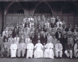 Polish high school graduates and their lecturers-supervisors in the Convent of St. Mary in Bombay, 1947; source: from the collection of Wiesław Stypuła (author of the photo - Jan Siedlecki) Polish high school graduates and their lecturers-supervisors in the Convent of St. Mary in Bombay, 1947; source: from the collection of Wiesław Stypuła (author of the photo - Jan Siedlecki)