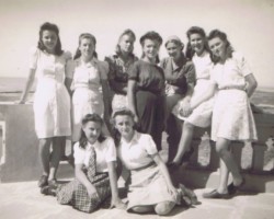 Girls from the Panchgani convent on vacation at their home center in India – in Balachadi, during a meeting with Sister Janina Ptak; source: from the collection of Wiesław Stypuła Girls from the Panchgani convent on vacation at their home center in India – in Balachadi, during a meeting with Sister Janina Ptak; source: from the collection of Wiesław Stypuła