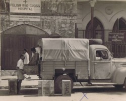 Main entrance to the Polish Red Cross hospital in Bombay; source: from the collection of Wiesław Stypuła Main entrance to the Polish Red Cross hospital in Bombay; source: from the collection of Wiesław Stypuła