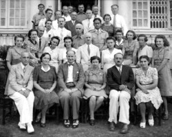 Farewell to delegate Wiktor Styburski, seated: Michał Goławski, Juliusz Łukasiewicz, Wiktor Styburski, Kira Banasińska, Stanisław Dudryk-Darlewski, NN, standing: Stefania Śliwińska, NN, NN, Marian Berch, Hilda Kozielska, NN, Stanisława Małaczyńska, NN, in the third row: NN, Jan Sułkowski, lieutenant Czesław Gulczyński, NN, dr Hiranmani Goshal, in the last row: Michał Chmielowiec, NN, Franciszek Krawczyk, I. Małaczyński, Jan Dajek, NN, NN, Anna Opolska, Józef Kościukiewicz, Zygmunt Łopiński, Bombay, 1943; source: Koło Polaków z India Farewell to delegate Wiktor Styburski, seated: Michał Goławski, Juliusz Łukasiewicz, Wiktor Styburski, Kira Banasińska, Stanisław Dudryk-Darlewski, NN, standing: Stefania Śliwińska, NN, NN, Marian Berch, Hilda Kozielska, NN, Stanisława Małaczyńska, NN, in the third row: NN, Jan Sułkowski, lieutenant Czesław Gulczyński, NN, dr Hiranmani Goshal, in the last row: Michał Chmielowiec, NN, Franciszek Krawczyk, I. Małaczyński, Jan Dajek, NN, NN, Anna Opolska, Józef Kościukiewicz, Zygmunt Łopiński, Bombay, 1943; source: Koło Polaków z India