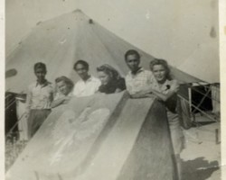 Polish refugees to India in front of the national emblem of the Republic of Poland at the Country Club transit camp near Karachi; source: Poles from India Association Polish refugees to India in front of the national emblem of the Republic of Poland at the Country Club transit camp near Karachi; source: Poles from India Association