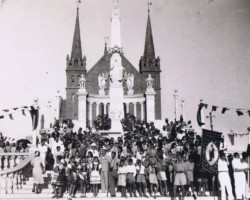 Polish school youth from the Malir camp in front of St. Patrick's Cathedral in Karachi, 1944; source: from the collection of Wiesław Stypuła Polish school youth from the Malir camp in front of St. Patrick's Cathedral in Karachi, 1944; source: from the collection of Wiesław Stypuła