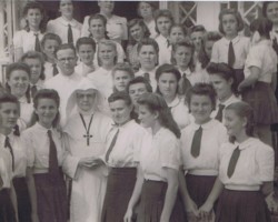 Polish girls from the convent in Panchgani with their superior sister; source: from the collection of Wiesław Stypuła Polish girls from the convent in Panchgani with their superior sister; source: from the collection of Wiesław Stypuła