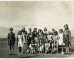 Polish refugees in a transit camp near Karachi after artistic performances; source: Poles from India Association Polish refugees in a transit camp near Karachi after artistic performances; source: Poles from India Association