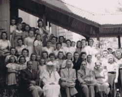 Polish girls from the convent in Panchgani with the superior sister and representatives of the Polish authorities in India; source: from the collection of Wiesław Stypuła Polish girls from the convent in Panchgani with the superior sister and representatives of the Polish authorities in India; source: from the collection of Wiesław Stypuła