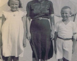 Polish refugee – Józefa Kazimierska with children in the Country Club camp, 1943; source: from the collection of Wiesław Stypuła Polish refugee – Józefa Kazimierska with children in the Country Club camp, 1943; source: from the collection of Wiesław Stypuła