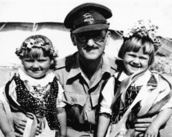 The Country Club was administered by the English military authorities, with whom the Polish administration cooperated - officer S. Allan (camp commandant) with Polish children in traditional Krakow costumes; source: Circle of Poles from Niechciały from Niechciały The Country Club was administered by the English military authorities, with whom the Polish administration cooperated - officer S. Allan (camp commandant) with Polish children in traditional Krakow costumes; source: Circle of Poles from Niechciały from Niechciały