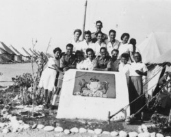 British officer S. Allan - commandant of the Country Club camp - with the staff of the local hospital; source: Koło Polaków z Niechciały British officer S. Allan - commandant of the Country Club camp - with the staff of the local hospital; source: Koło Polaków z Niechciały